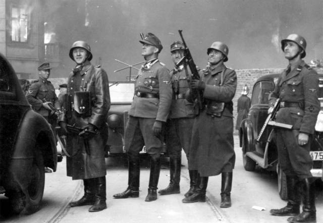 ▲ 1943년 봄 바르샤바 게토 봉기를 진압하는 독일군 사령관 위르겐 슈트로프(가운데). 패전 뒤 붙잡혀 처형당했다. ⓒ위키미디어