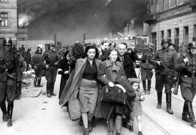 ▲ 봉기 실패 뒤 불타는 게토를 뒤로 하고 수용소로 떠나는 바르샤바 유대인들. ⓒ위키미디어