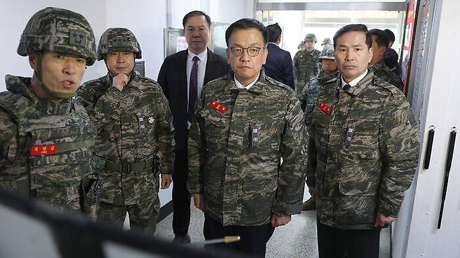 최상목 대통령 권한대행 부총리 겸 기획재정부 장관이 1월 1일 경기 김포 해병대 2사단을 방문해 부대 관계자의 설명을 듣고 있다.