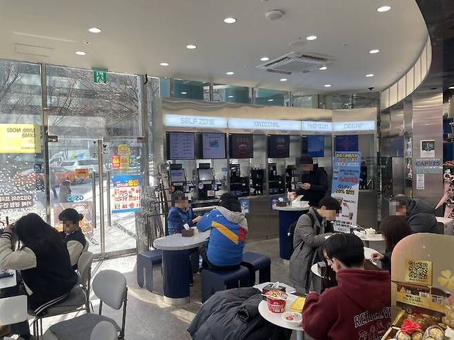 지난 6일 오후 서울시 강남구 GS25 DXLAB점에서 시민들이 점심 식사를 하고 있다.&nbsp;
