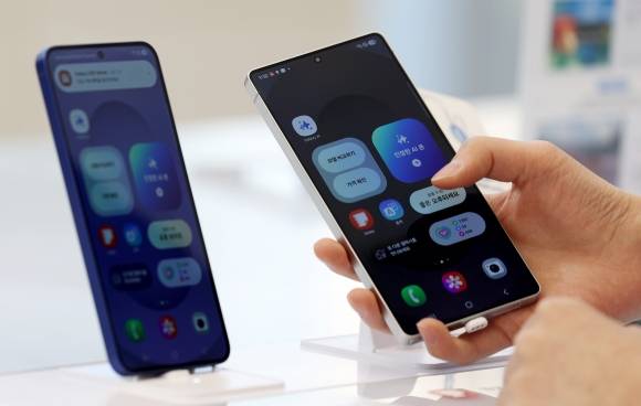 삼성, ‘갤럭시 S25’ 전세계 출시 - 삼성전자는 7일부터 갤럭시 S25 시리즈를 전 세계 주요 국가에서 출시한다고 밝혔다. 갤럭시 S25 시리즈는 한국, 미국, 영국, 인도, 태국 등을 시작으로 전 세계 120여개국에 순차 출시된다. 2025.02.07. 뉴시스