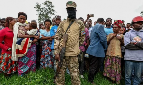 콩고민주공화국 일부를 점령한 M23 반군(중앙)과 주민들의 모습. BBC
