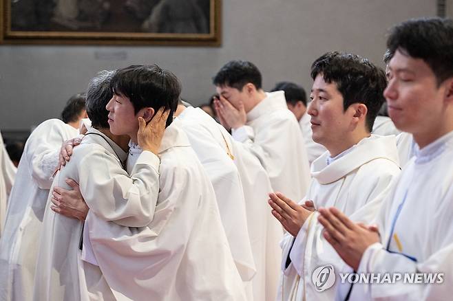 제의 수여 받는 신임 사제들 (서울=연합뉴스) 천주교 서울대교구가 사제 서품식을 거행한 7일 서울 중구 명동대성당에서 김동준 신부 등 신임 사제들이 아버지 사제로부터 제의를 수여받고 있다. [사진공동취재단] photo@yna.co.kr