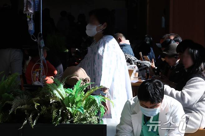지난 5일 서울의 한 대학병원에서 의료진과 환자들이 휴식을 취하고 있다. 2025.2.5/뉴스1 ⓒ News1 신웅수 기자