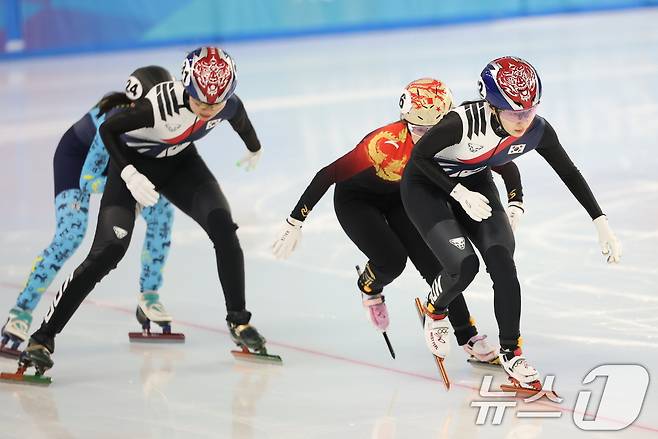 9일(현지시간) 중국 헤이룽장성 하얼빈 빙상훈련센터 다목적홀에서 열린 하얼빈 동계아시안게임 쇼트트랙 여자 1,000m 준결승에서 최민정과 심석희 역주하고 있다. 2025.2.9/뉴스1 ⓒ News1 이승배 기자