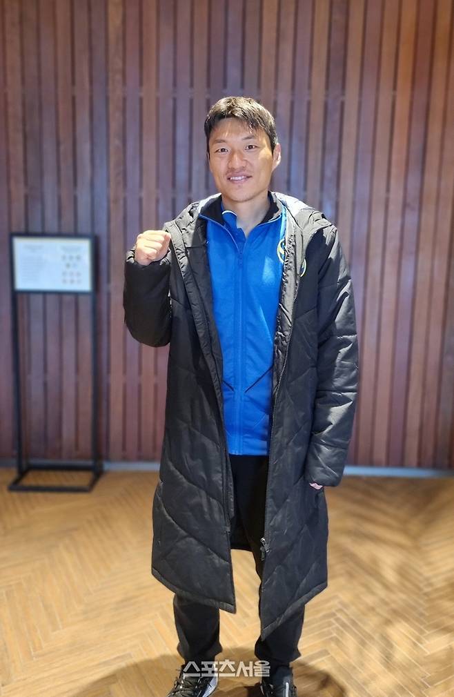 인천 이명주가 8일 남해 숙소에서 본지와 인터뷰 후 포즈를 취하고 있다. 사진 | 남해=박준범기자