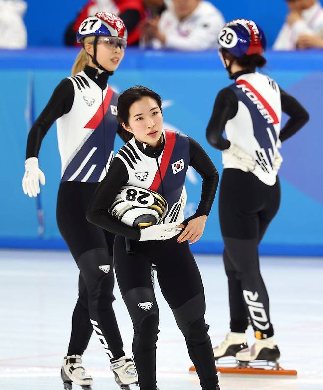 하얼빈 동계아시안게임 쇼트트랙 여자 3000m 계주 결승에서 마지막 바퀴를 돌던 중 넘어진 김길리가 아쉬워하고 있다. 사진 | 연합뉴스