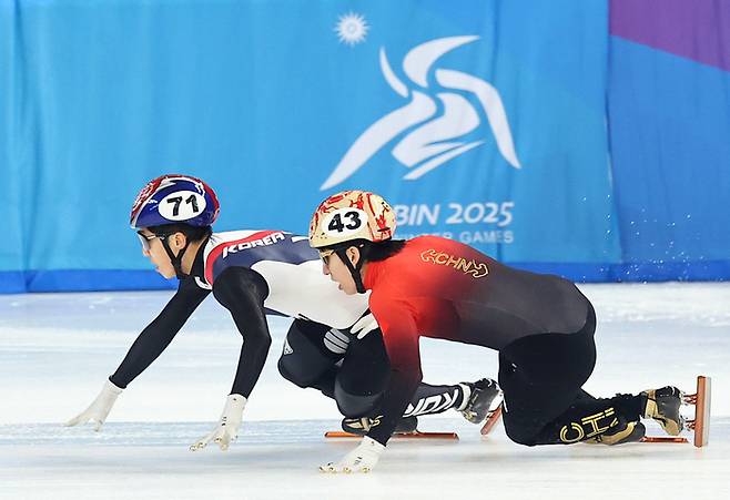 동계아시안게임 쇼트트랙 남자 5000m 계주 결승에서 박지원과 중국 린샤오쥔(한국명 임효준)이 자리를 다투고 있다. 사진 | 연합뉴스
