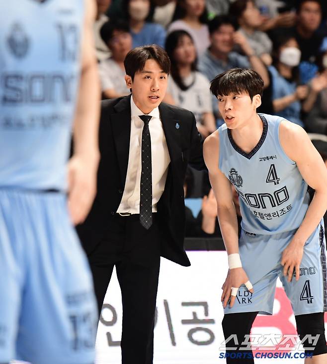 28일 고양 소노아레나에서 프로농구 고양 소노와 안양 정관장의 경기가 열렸다. 이재도에게 작전 전달하는 소노 김태술 감독. 고양=송정헌 기자songs@sportschosun.com/2025.01.28/