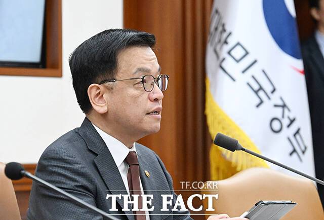 최상목 대통령 권한대행 부총리 겸 기획재정부 장관이 9일 전남 여수 해상에서 발생한 어선 전복 사고와 관련해 가용 장비와 인력을 모두 동원해 최우선으로 인명 구조를 지시했다. /기획재정부