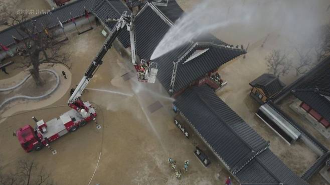 경기도소방재난본부의 수원 화성행궁 화재진압 훈련 장면