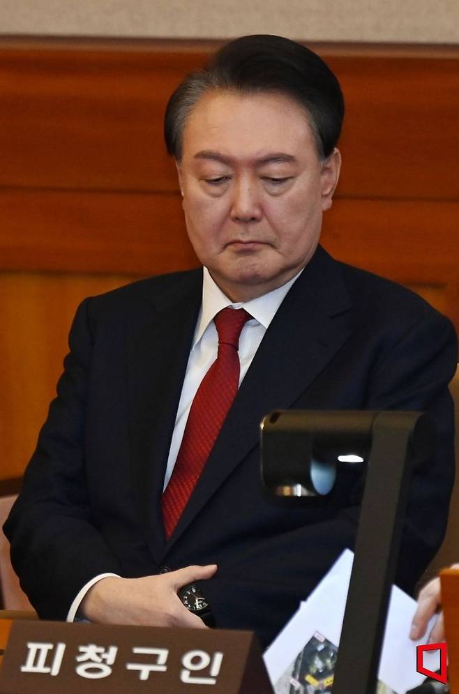 윤석열 대통령이 6일 오전 서울 종로구 헌법재판소 대심판정에서 열린 탄핵심판 6차 변론기일에 출석, 자료를 보고 있다.2025.02.06 사진공동취재단