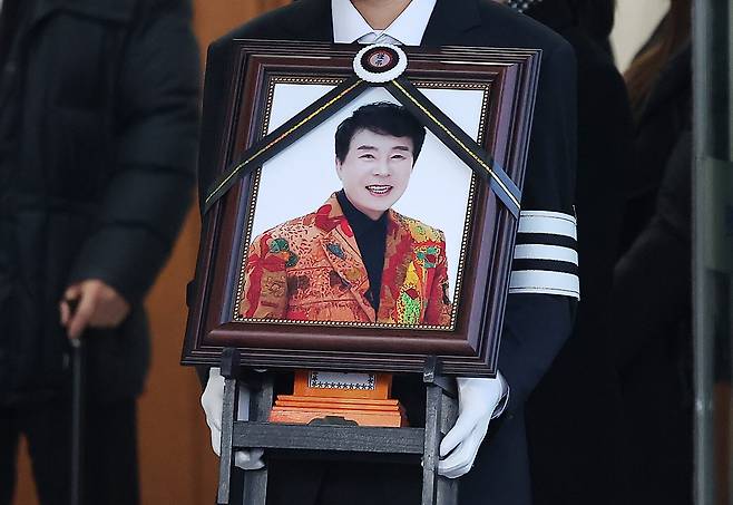 9일 오전 서울 종로구 서울대병원 장례식장에서 '국민 트로트 가수' 고(故) 송대관의 영결식이 엄수되고 있다. /뉴스1