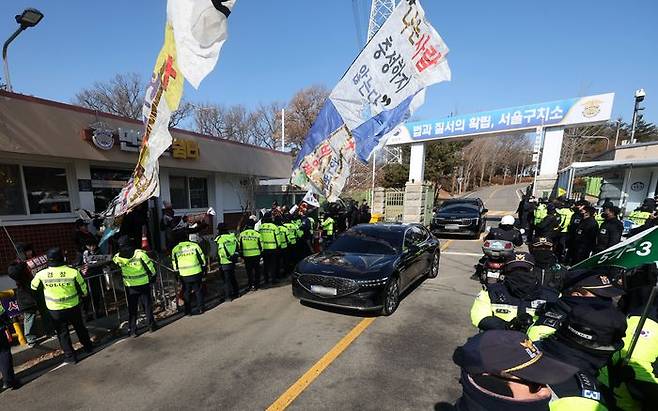 권성동 국민의힘 원내대표가 탑승한 차량이 지난 3일 경기도 의왕시 서울구치소를 찾아 윤석열 대통령과 면회를 마친 뒤 이동하고 있다. ⓒ뉴시스
