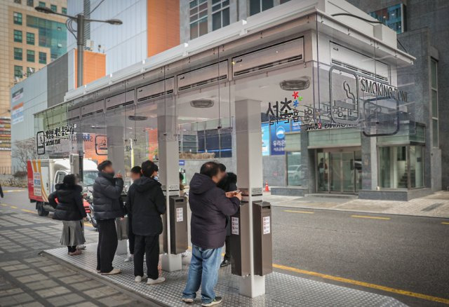 aeee2c635a71df04b3df53f05e6b1bf9.jpg.ren.jpg 서울 서초구에 설치됐다는 개방형 흡연부스