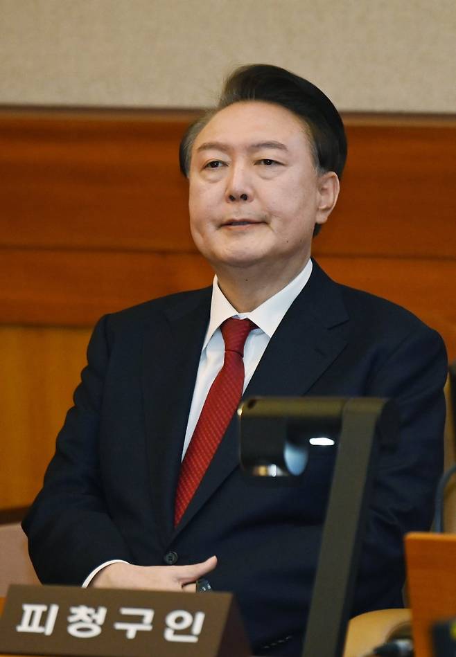 윤석열 대통령이 지난 6일 서울 종로구 헌법재판소 대심판정에서 열린 탄핵 심판 6차 변론에 출석해 생각에 잠겨 있다.(사진공동취재단) /사진=뉴시스