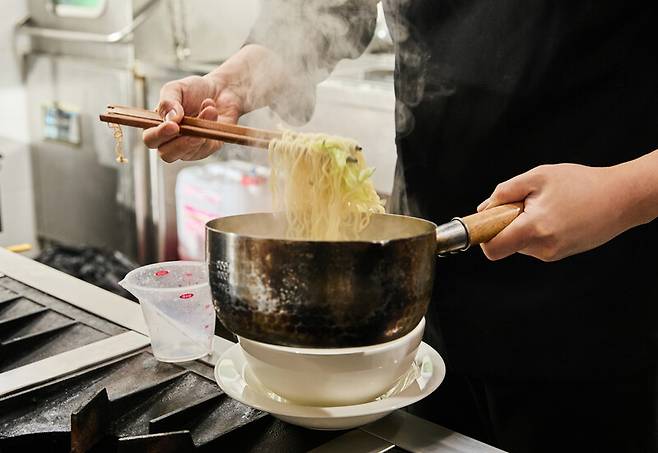 조광효 요리사가 ‘두유라면’을 만들기 위해 라면을 삶고 있다. 염서정 스튜디오 어댑터