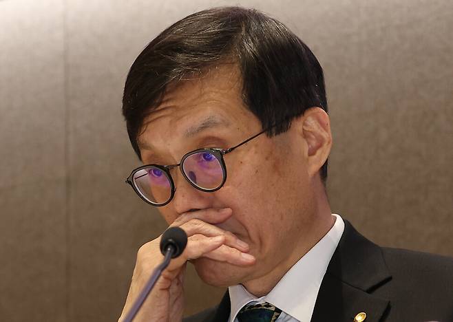 한국은행은 종이와 물감으로 돈을 더 찍어낼 수 있는 권능과 공개시장 조작 수단을 동원해 경제 방파제 역할을 수행할 수 있다. 이창용 한은 총재가 2024년 12월18일 한은에서 열린 2024년 하반기 물가안정목표 운영상황 점검 설명회에 참석해 있다. 연합뉴스