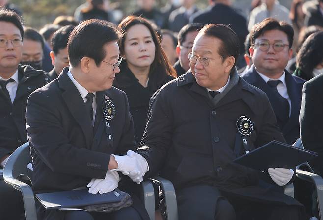 2025년 1월3일 서울 영등포구 여의도 국회에서 열린 김수한 전 국회의장의 영결식에서 더불어민주당 이재명 대표(앞줄 왼쪽)와 권영세 국민의힘 비상대책위원장이 악수하고 있다. 연합뉴스.