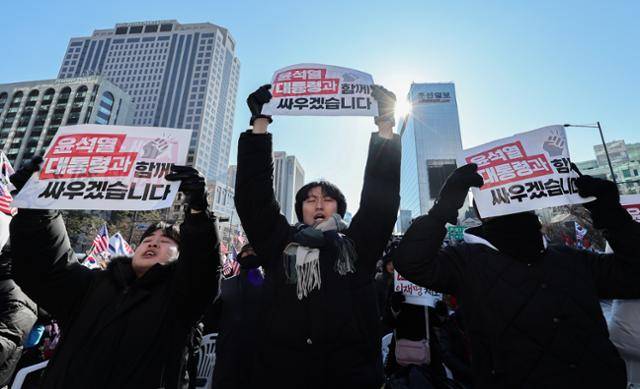 지난달 4일 오후 서울 광화문 일대에서 열린 대한민국바로세우기국민운동본부 주최 윤석열 대통령 탄핵반대 국민대회에서 참가자들이 구호를 외치고 있다. 뉴스1