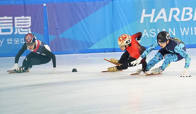 <yonhap photo-3962=""> 라인에서 밀려난 박지원, 넘어지는 린샤오쥔 (하얼빈=연합뉴스) 서대연 기자 = 9일 중국 하얼빈 헤이룽장 빙상훈련센터에서 열린 동계아시안게임 쇼트트랙 남자 5000m 계주 결승에서 박지원과 중국 린샤오쥔(한국명 임효준)이 자리를 다투다가 균형을 잃고 있다. 한국 실격, 중국 동메달. 2025.2.9 dwise@yna.co.kr/2025-02-09 15:07:45/ <저작권자 ⓒ 1980-2025 ㈜연합뉴스. 무단 전재 재배포 금지, AI 학습 및 활용 금지></yonhap>