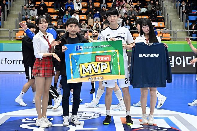 9일 오후 경기도 광명시 광명시민체육관에서 열린 신한 SOL페이 2024~25 핸드볼 H리그 남자부 4라운드 SK호크스전에서 경기 MVP로 선정된 정의경. 한국핸드볼연맹