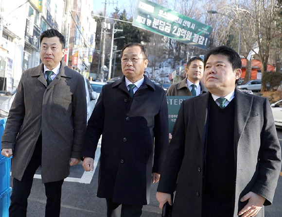 ﻿정희민 포스코이앤씨 사장(가운데)이 지난 4일 성남 은행주공 아파트 현장을 방문해 수주 현장을 진두지휘하고 있다. [사진=포스코이앤씨]