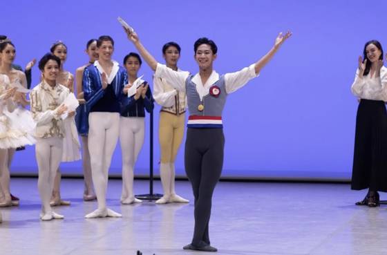 8일(현지시간) 스위스 로잔에서 열린 로잔발레콩쿠르에서 박윤재가 1위로 호명됐다. 로잔발레 콩쿠르 인스타그램 캡쳐.