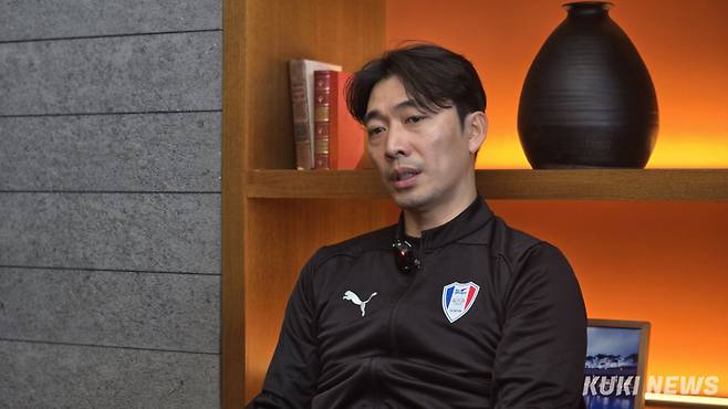 변성환 수원 감독이 8일 경남 남해에서 취재진과 만나 인터뷰하고 있다. 김영건 기자