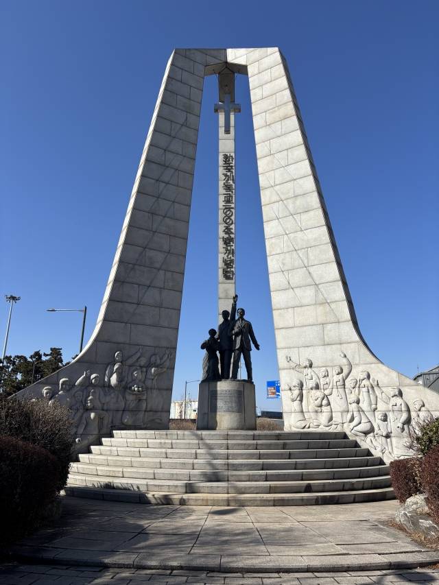 인천 중구에 위치한 한국기독교100주년기념탑. 가운데 아펜젤러 부부와 언더우드 선교사 동상이 서 있다. 그 아래에는 1885년 4월 5일 도착했을 당시 기도했던 기도문이 적혀 있다.