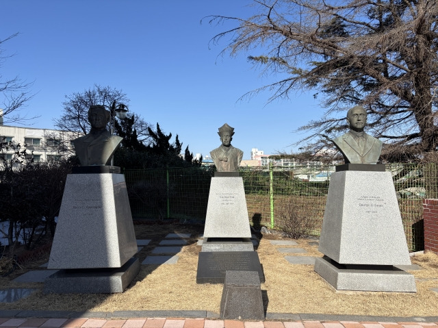인천 내리교회  한편에 제1~3대 담임목회자였던 아펜젤러, 존스, 김기범 목사 흉상이 서 있다.