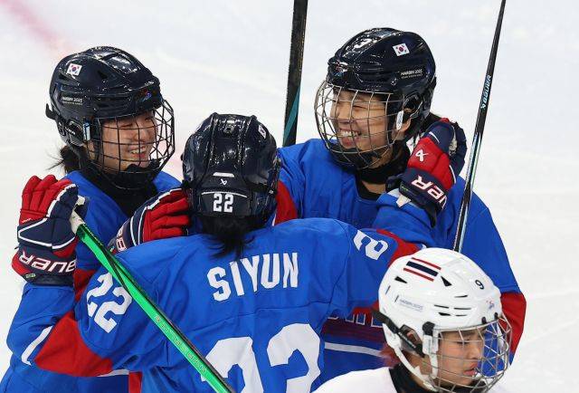 한국 여자 아이스하키 대표팀 선수들이 지난 6일 중국 하얼빈체육대학 학생빙상장에서 열린 2025 하얼빈 동계아시안게임 아이스하키 여자 조별예선 B조 태국과의 경기에서 득점 후 기뻐하고 있다. 연합뉴스