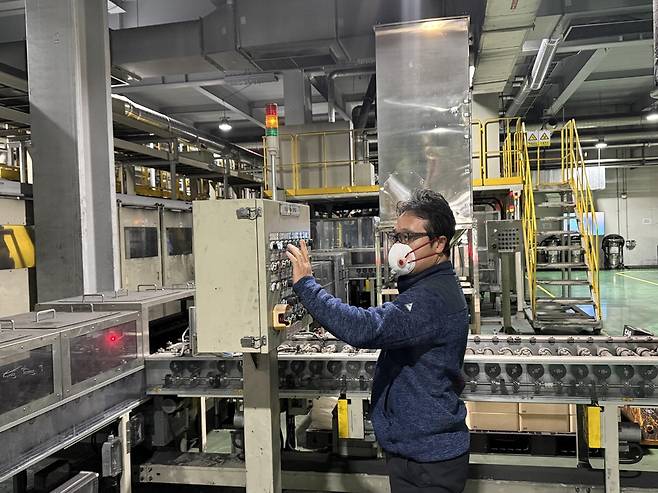 배문순 에코프로비엠 설비기술팀 직장이 공장 현장에서 설비를 점검하고 있다. 에코프로