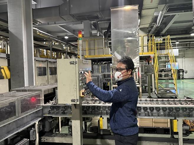 배문순 에코프로비엠 설비기술팀 직장이 공장 현장에서 설비를 점검하고 있다. /에코프로