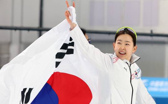 김민선이 9일 중국 하얼빈 헤이룽장 빙상훈련센터 스피드 스케이팅 오벌에서 열린 2025 하얼빈동계아시안게임 스피드 스케이팅 여자 500m에서 우승한 후 환하게 웃고 있다. 연합뉴스