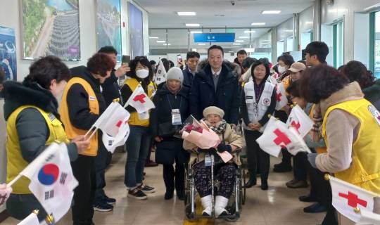 9일 휠체어를 탄 채 강원도 동해항 고국 땅을 밟은 최고령인 최군자(92) 할머니를 변철환 재외동포청 차장이 모시며 입국장으로 들어서고 있다. 변 차장 오른쪽은 박은영 대한적십자사 본부장, 왼쪽은 최 할머니의 딸 에모토투리 씨. 연합뉴스  .