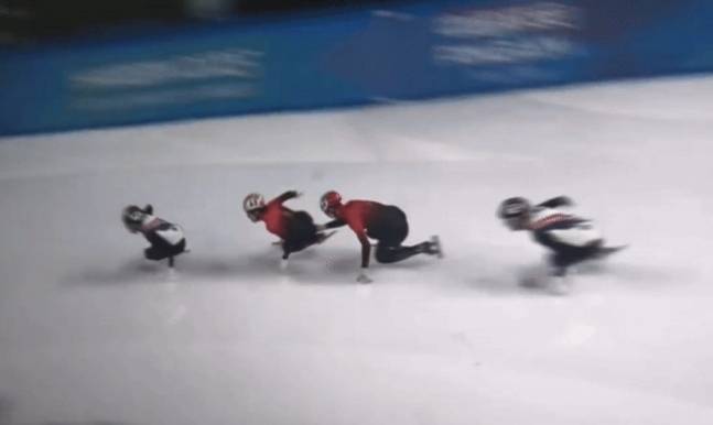8일 쇼트트랙 남자 500m 결승에서 중국의 쑨룽(세번째)이 오른손으로 린샤오쥔(두번째)의 엉덩이를 미는 듯한 모습  [방송캡처]