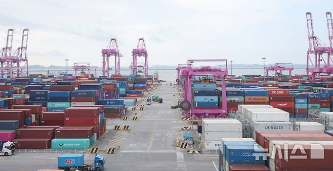 [인천=뉴시스] 전진환 기자 = 55일 인천 연수구 인천신항 컨테이너 터미널에 컨테이너가 쌓여 있다. 2024.09.05. amin2@newsis.com