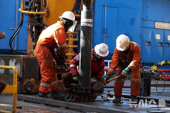 [세종=뉴시스]대왕고래 시추 모습.(사진=석유공사 제공)