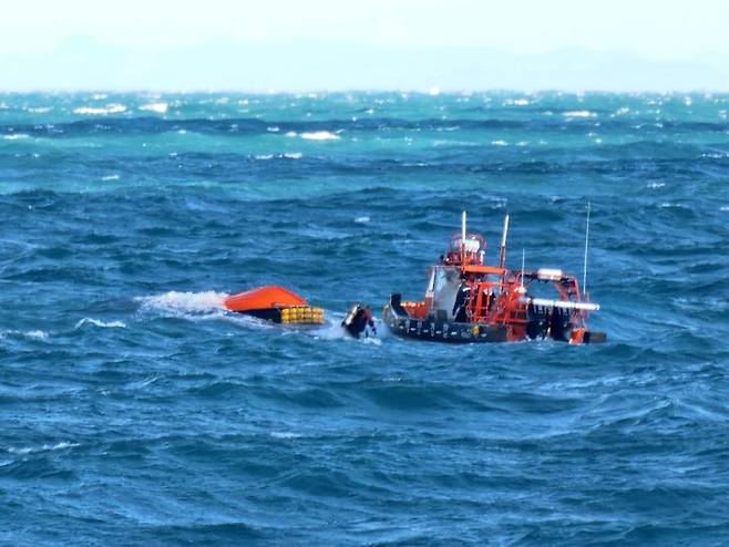 [여수=뉴시스] 9일 오전 전남 여수시 삼산면 동쪽 17㎞ 해상에서 침몰한 139t급 대형트롤선박 A호를 수색하던 해경 경비함정이 높은 파도에 전복됐다. 함정에 승선한 경찰들은 무사하다. (사진=여수해경 제공) 2025.02.09. photo@newsis.com *재판매 및 DB 금지