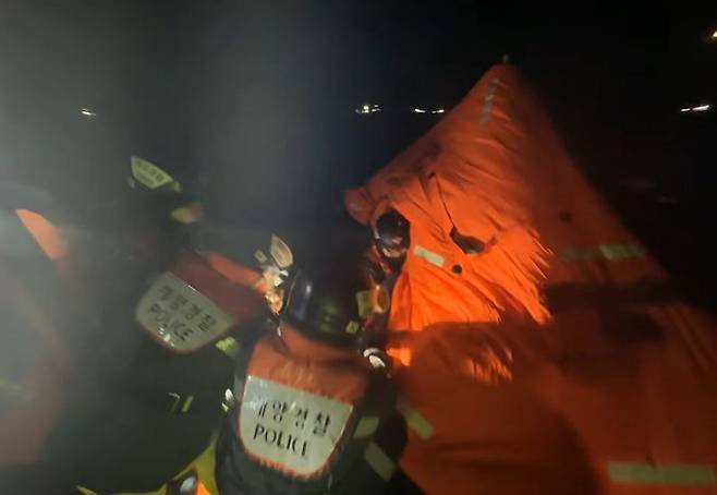 [여수=뉴시스] 박기웅 기자 = 9일 오전 1시41분께 전남 여수시 하백도 동쪽 약 17㎞ 해상에서 139t급 어선 22서경호의 침몰 추정 사고가 발생, 해경이 구명 뗏목에 탄 선원들을 구조하고 있다. (사진 = 여수해양경찰서 제공) 2025.02.09. photo@newsis.com *재판매 및 DB 금지