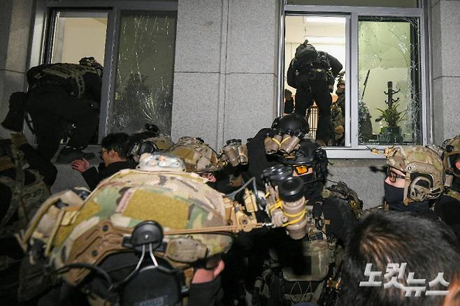 국회 경내로 진입하는 계엄군. 박종민 기자