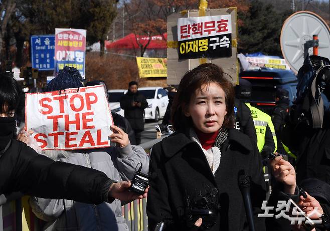 국민의힘 나경원 의원이 3일 오전 윤석열 대통령 면회를 마치고 경기도 의왕 서울구치소를 나서며 취재진의 질문에 답하고 있다. 황진환 기자