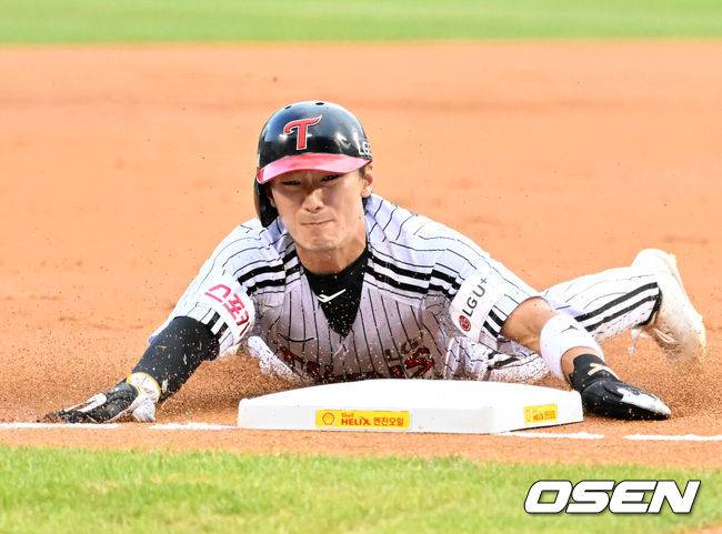 [OSEN=잠실, 민경훈 기자] 17일 오후 서울&nbsp;잠실야구장에서&nbsp;'2024 신한 SOL Bank KBO리그' LG 트윈스와 KIA 타이거즈의 경기가 열렸다.이날 LG는 손주영을, KIA는 라우어를 선발로 내세웠다.1회말 1사 LG 오스틴 타석에서 투수 실책을 틈타 1루 주자 LG 신민재가 3루에 세이프 되고 있다. 2024.08.17 / rumi@osen.co.kr