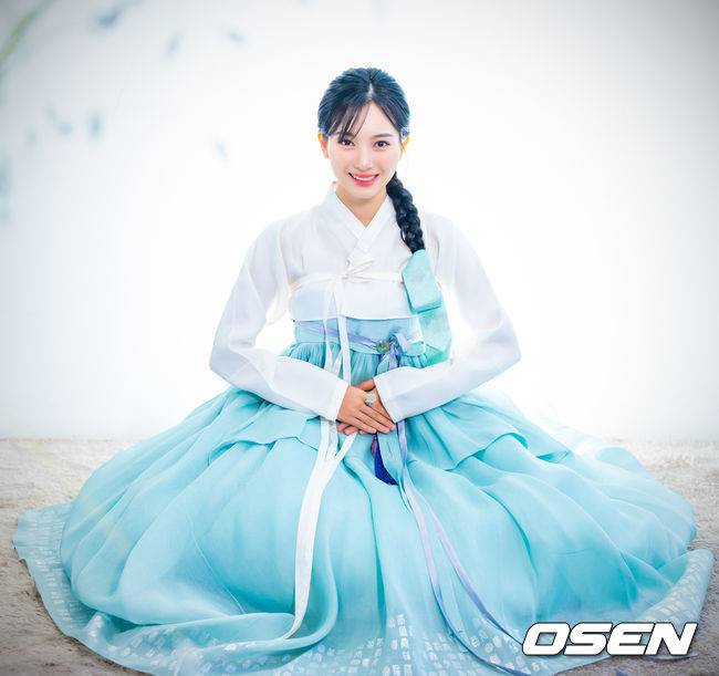 [OSEN=민경훈 기자] 배우 갈소원이 서울 마포구 합정동 OSEN 사옥에서 한복 인터뷰를 가졌다.2013년 개봉한 영화 ‘7번방의 선물’에서 이예승 역으로 주목을 받은 배우 갈소원은 드라마 ‘내 딸, 금사월’, ‘화려한 유혹’, ‘닥터스’, ‘푸른 바다의 전설’, ‘화유기’, ‘내일’, ‘클리닝 업’, ‘딜리버리맨’ 등에 출연했다. 최근에는 세븐틴 유닛 부석순의 신곡 ‘청바지’ 뮤직비디오에 출연해 화제를 모았다.배우 갈소원이 포즈를 취하고 있다. 2025.01.27 / rumi@osen.co.kr