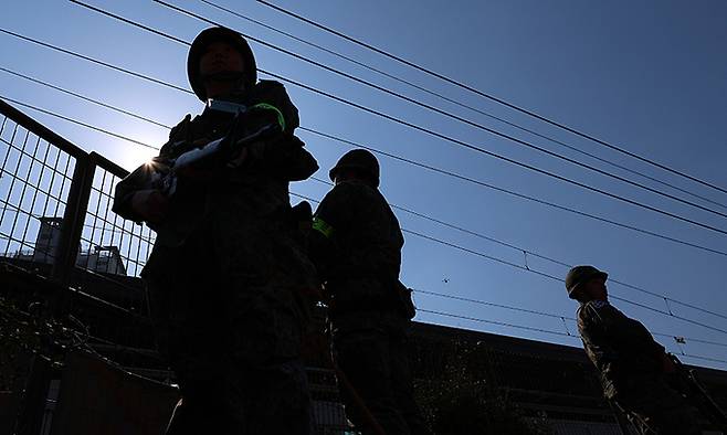 예비군 대원들이 경계를 서고 있다. 연합뉴스