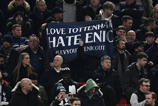 ▲ 토트넘 홋스퍼 팬들은 돈 벌기에 급급한 다니엘 레비 회장의 퇴출을 원하고 있다. 다수 부상자 발생은 엔제 포스테코글루 감독의 과한 압박 축구가 원인이라는 지적도 있지만, 패하면 늘 주장 손흥민이 사과 하느라 바쁘다. ⓒ연합뉴스/AFP/REUTERS