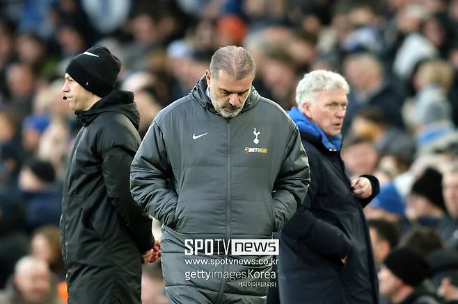▲ 최근 토트넘의 포스테코글루 감독을 향한 비판이 거세지고 있다. 지난 시즌을 앞두고 토트넘의 지휘봉을 잡은 포스테코글루 감독은 많은 의심의 눈초리를 받아들여야 했다. 그는 일본과 스코틀랜드 리그 등에서 우승을 차지한 바가 있지만, 빅리그 경험은 없었기 때문이다.