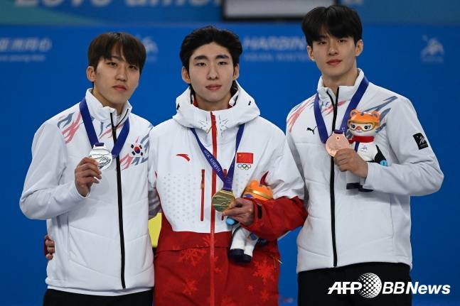 중국의 린샤오쥔(가운데)이 8일 중국 헤이룽장성 하얼빈 빙상훈련센터에서 열린 '2025 하얼빈 동계아시안게임 쇼트트랙 남자 500m 시상식에서 박지원(왼쪽), 장성우와 함께 각각 메달을 들어보이고 있다. /AFPBBNews=뉴스1