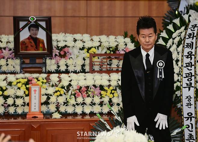 가수 태진아가 9일 오전 서울 종로구 서울대학교병원 장례식장에서 엄수된 '국민 트로트 가수' 故송대관의 발인제에서 추도사를 하고 있다. /2025.02.09 /사진=이동훈 photoguy@